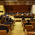 Plenário do Supremo Tribunal Federal durante sessão com ministros, advogados e demais participantes.