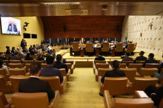 Plenário do Supremo Tribunal Federal durante sessão com ministros, advogados e demais participantes.