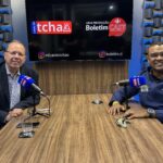 Eduardo Tchao e Dr. Renato de Paula sentados diante de microfones no estúdio do Boletim Cast.