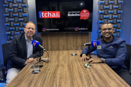 Eduardo Tchao e Dr. Renato de Paula sentados diante de microfones no estúdio do Boletim Cast.