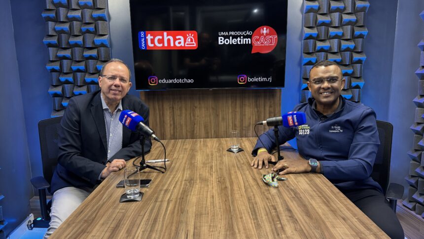 Eduardo Tchao e Dr. Renato de Paula sentados diante de microfones no estúdio do Boletim Cast.