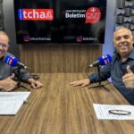 Eduardo Tchao e Marcos Braz sorriem e fazem sinal positivo durante a gravação do Boletim Cast.