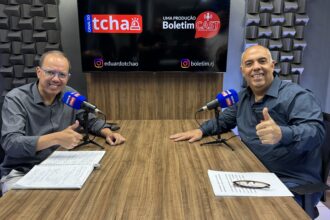 Eduardo Tchao e Marcos Braz sorriem e fazem sinal positivo durante a gravação do Boletim Cast.