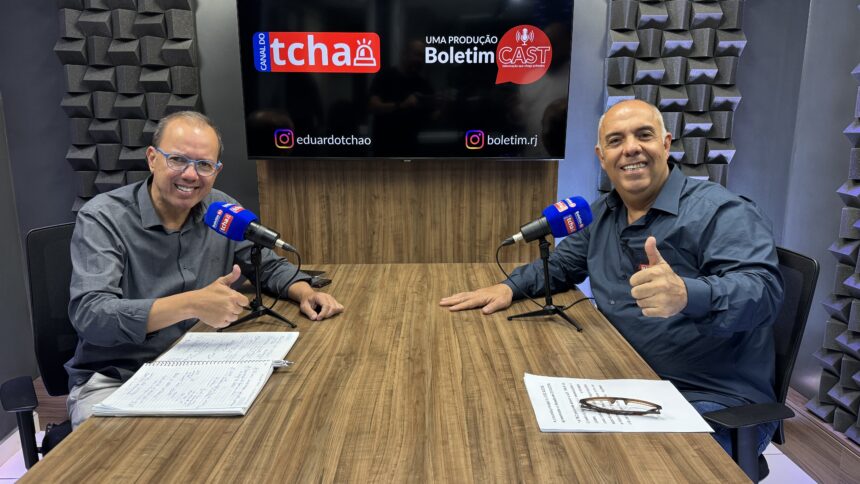 Eduardo Tchao e Marcos Braz sorriem e fazem sinal positivo durante a gravação do Boletim Cast.