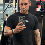 Cabo da Polícia Militar Rayllan Machado Carino tira uma foto diante do espelho de uma academia.