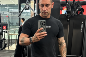 Cabo da Polícia Militar Rayllan Machado Carino tira uma foto diante do espelho de uma academia.