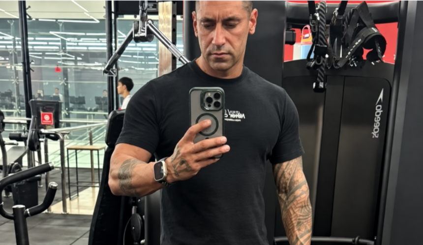 Cabo da Polícia Militar Rayllan Machado Carino tira uma foto diante do espelho de uma academia.