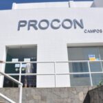 Fachada da sede do Procon Campos, com pessoas entrando e saindo do prédio.