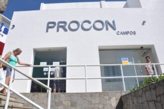 Fachada da sede do Procon Campos, com pessoas entrando e saindo do prédio.