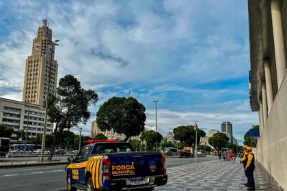 Viatura e agente da Força Municipal na Avenida Presidente Vargas, no Centro do Rio.