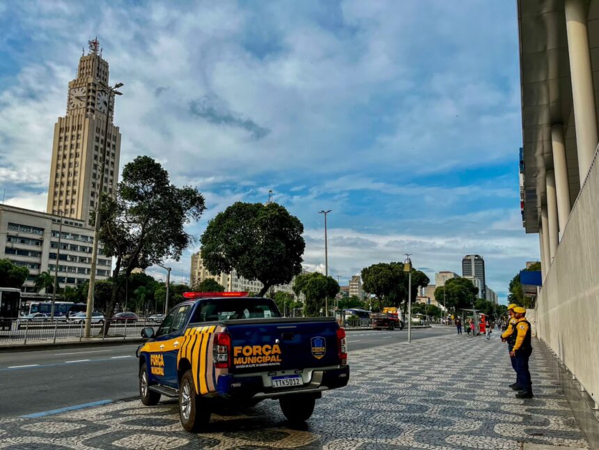 Viatura e agente da Força Municipal na Avenida Presidente Vargas, no Centro do Rio.
