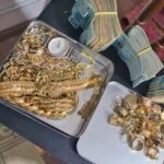 Bandejas com joias, relógios e maços de dinheiro apreendidos durante a segunda fase da Operação Snack Time.