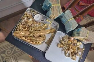 Bandejas com joias, relógios e maços de dinheiro apreendidos durante a segunda fase da Operação Snack Time.