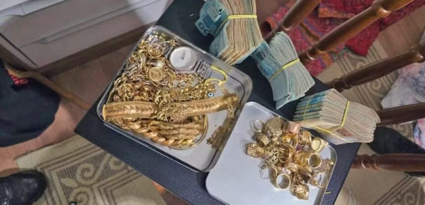 Bandejas com joias, relógios e maços de dinheiro apreendidos durante a segunda fase da Operação Snack Time.