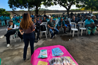 Profissional fala sobre o tratamento contra o tabagismo para trabalhadores dos serviços de limpeza e manutenção urbana de Saquarema.
