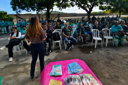 Profissional fala sobre o tratamento contra o tabagismo para trabalhadores dos serviços de limpeza e manutenção urbana de Saquarema.