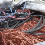 Cabos cortados e fios de cobre desencapados armazenados dentro de um saco branco.