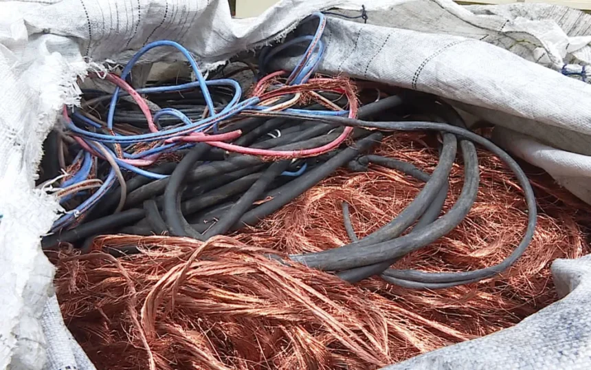 Cabos cortados e fios de cobre desencapados armazenados dentro de um saco branco.