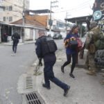 Polícia Militar realiza operação na Serrinha, em Madureira, nesta quinta-feira (29)