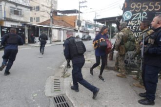 Polícia Militar realiza operação na Serrinha, em Madureira, nesta quinta-feira (29)