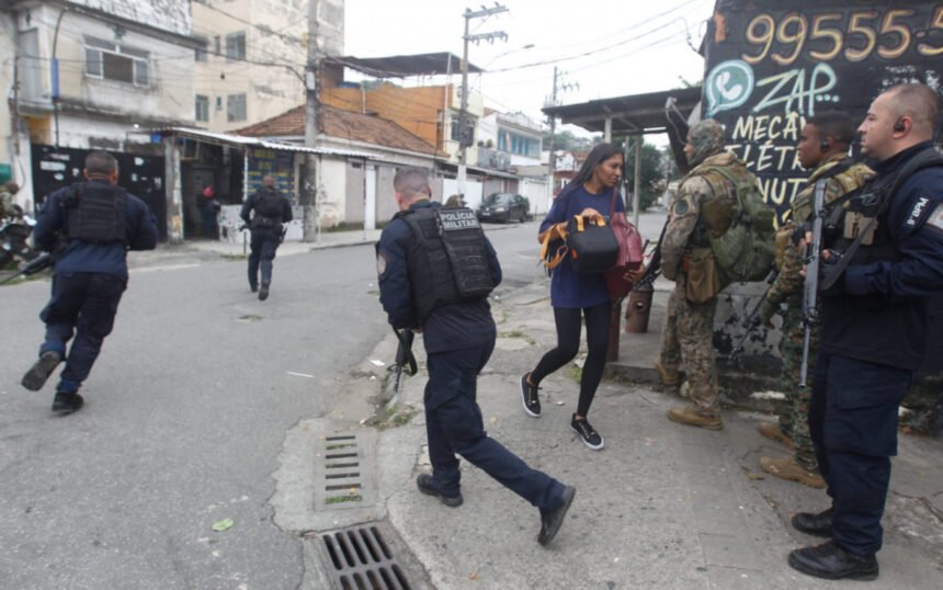 Polícia Militar realiza operação na Serrinha, em Madureira, nesta quinta-feira (29)