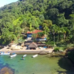 Ilha em Angra disputada por Richarlison e grupo de Flávio Bolsonaro: empresário pediu para erguer resort horas após decreto de Castro flexibilizar regras ambientais