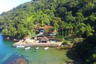 Ilha em Angra disputada por Richarlison e grupo de Flávio Bolsonaro: empresário pediu para erguer resort horas após decreto de Castro flexibilizar regras ambientais