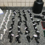 Polícia apreende drogas, celulares e simulacro de pistola em Magé