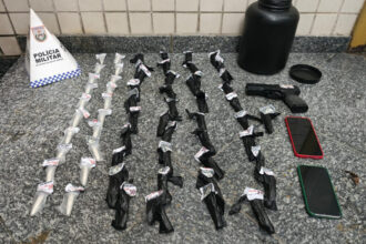 Polícia apreende drogas, celulares e simulacro de pistola em Magé