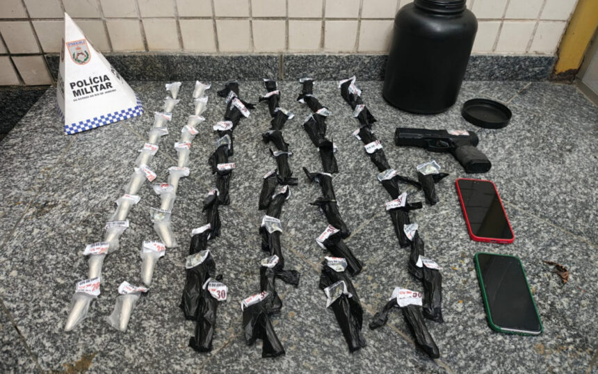 Polícia apreende drogas, celulares e simulacro de pistola em Magé