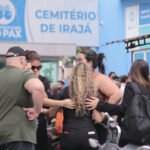 Familiares e vizinhos se despedem de Rosângela Fonseca, no cemitério de Irajá, Zona Norte do RJ - Carlos Elias Junior/ Agência O Dia