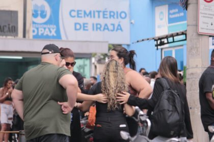 Familiares e vizinhos se despedem de Rosângela Fonseca, no cemitério de Irajá, Zona Norte do RJ - Carlos Elias Junior/ Agência O Dia