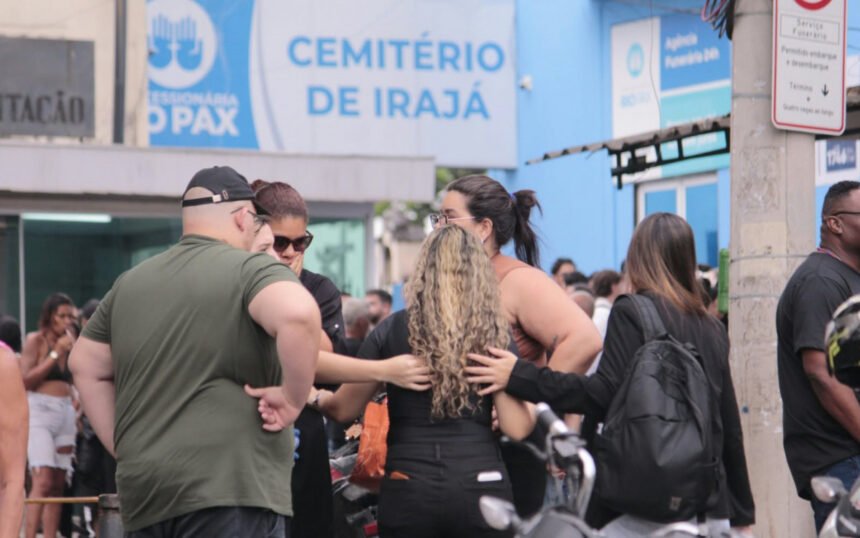 Familiares e vizinhos se despedem de Rosângela Fonseca, no cemitério de Irajá, Zona Norte do RJ - Carlos Elias Junior/ Agência O Dia
