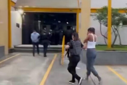 Casal foragido da Justiça de Alagoas sendo conduzido à 167ª DP, em Paraty