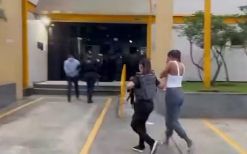Casal foragido da Justiça de Alagoas sendo conduzido à 167ª DP, em Paraty