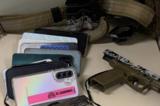 Polícia Civil prende seis suspeitos e apreende pistola e drogas em Duque de Caxias